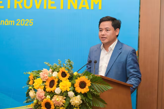 Hiệu trưởng THCS Cầu Giấy Lưu Văn Thông chia sẻ tại Hội nghị.