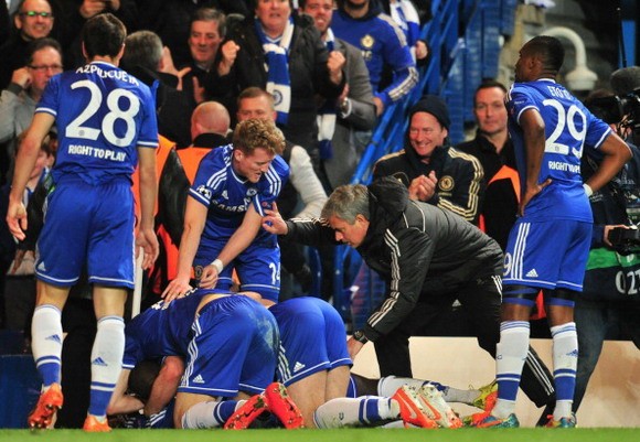 HLV Mourinho trần tình về pha ăn mừng ảnh 1 HLV Mourinho trần tình về pha ăn mừng ảnh 1