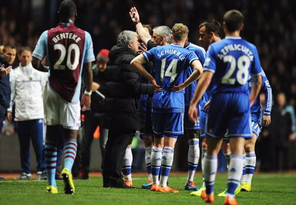 HLV Mourinho bị FA phạt 8.000 bảng vì gây sự với trọng tài ảnh 1 HLV Mourinho bị FA phạt 8.000 bảng vì gây sự với trọng tài ảnh 1