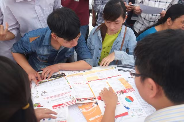 Điểm chuẩn cao chót vót khiến nhiều thí sinh trượt đại học dù điểm thi cao Điểm chuẩn cao chót vót khiến nhiều thí sinh trượt đại học dù điểm thi cao