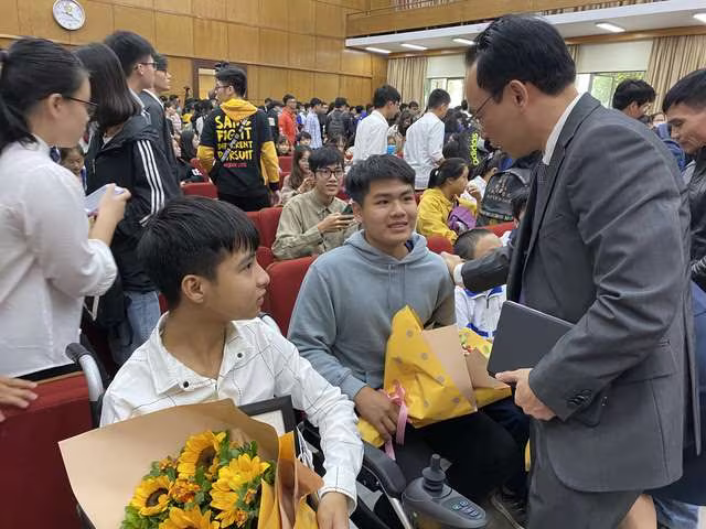 Nguyễn Tất Minh và Ngô Văn Hiếu được biết đến với tình bạn đặc biệt, vượt khó học giỏi suốt 10 năm qua Nguyễn Tất Minh và Ngô Văn Hiếu được biết đến với tình bạn đặc biệt, vượt khó học giỏi suốt 10 năm qua