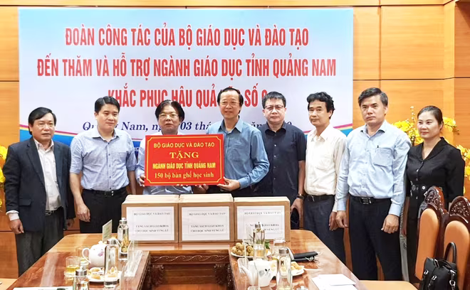 Đoàn công tác Bộ GD-ĐT trao tặng gần 10 tỷ đổng hỗ trợ 4 tỉnh miền Trung trước thiệt hại nghiêm trọng do bão lũ Đoàn công tác Bộ GD-ĐT trao tặng gần 10 tỷ đổng hỗ trợ 4 tỉnh miền Trung trước thiệt hại nghiêm trọng do bão lũ