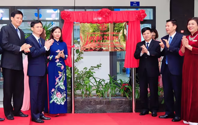 Công trình trường Tiểu học Thịnh Hào được gắn biển chào mừng Đại hội đại biểu toàn quốc lần thứ XIII của Đảng