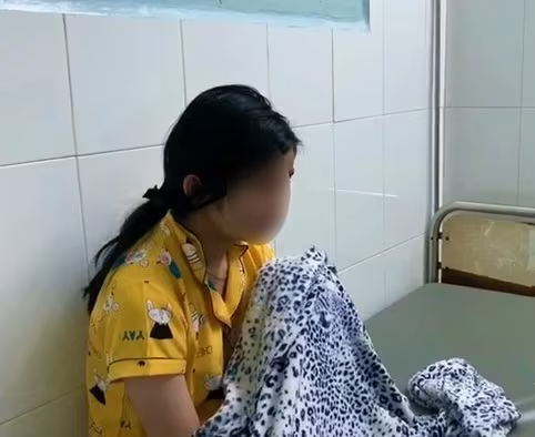 Nữ sinh lớp 10 trường THPT Vĩnh Xương phải điều trị tâm lý vì lo sợ bị nêu tên dưới cờ Nữ sinh lớp 10 trường THPT Vĩnh Xương phải điều trị tâm lý vì lo sợ bị nêu tên dưới cờ
