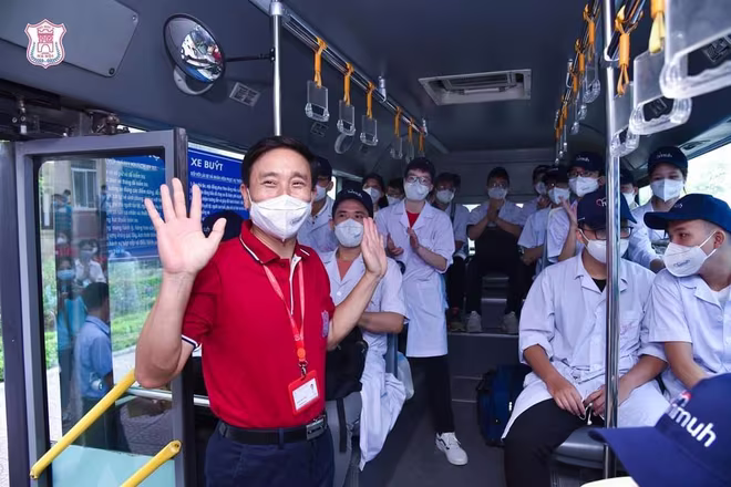 GS.TS Tạ Thành Văn - Chủ tịch Hội đồng trường Đại học Y Hà Nội trực tiếp dẫn đoàn tình nguyện tăng cường cho Bắc Ninh GS.TS Tạ Thành Văn - Chủ tịch Hội đồng trường Đại học Y Hà Nội trực tiếp dẫn đoàn tình nguyện tăng cường cho Bắc Ninh