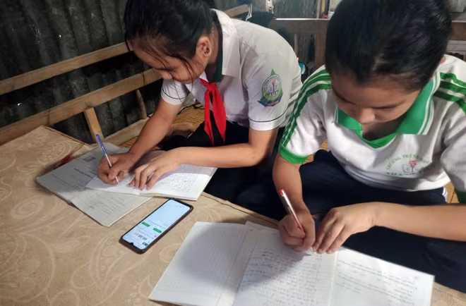 Nhiều tỉnh phía nam chịu ảnh hưởng nặng nề vì dịch Covid-19 khiến học sinh không đủ điều kiện học trực tuyến Nhiều tỉnh phía nam chịu ảnh hưởng nặng nề vì dịch Covid-19 khiến học sinh không đủ điều kiện học trực tuyến