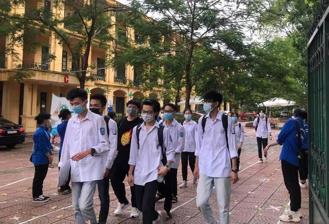 Lo lắng trước khuyến cáo của Bộ GD-ĐT với các trường ĐH lớn không dùng kết quả thi tốt nghiệp THPT 2022 làm căn cứ xét tuyển. Lo lắng trước khuyến cáo của Bộ GD-ĐT với các trường ĐH lớn không dùng kết quả thi tốt nghiệp THPT 2022 làm căn cứ xét tuyển.