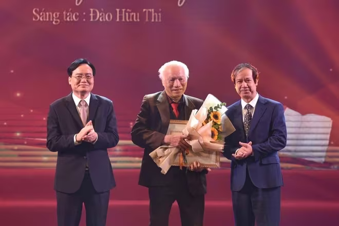 Phó Trưởng Ban Tuyên giáo Trung ương Phùng Xuân Nhạ, Bộ trưởng Bộ GD-ĐT Nguyễn Kim Sơn trao giải cho tác giải đoạt giải nhất với tác phẩm "Em là cô giáo vùng cao" Phó Trưởng Ban Tuyên giáo Trung ương Phùng Xuân Nhạ, Bộ trưởng Bộ GD-ĐT Nguyễn Kim Sơn trao giải cho tác giải đoạt giải nhất với tác phẩm "Em là cô giáo vùng cao"