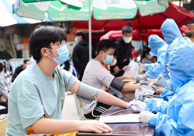 Gần 2.200 học sinh THPT Trần Phú, Hoàn Kiếm được tiêm chủng trong một ngày rưỡi Gần 2.200 học sinh THPT Trần Phú, Hoàn Kiếm được tiêm chủng trong một ngày rưỡi