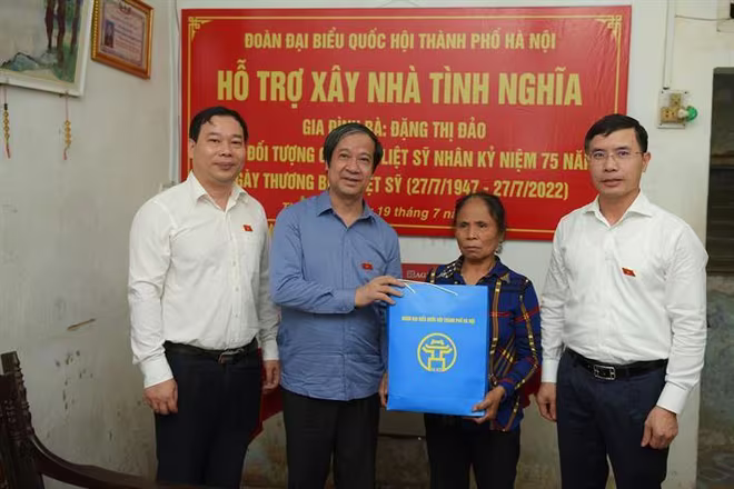 Bộ trưởng Nguyễn Kim Sơn cùng các đại biểu Quốc hội TP Hà Nội, đơn vị bầu cử số 6 trao tiền hỗ trợ xây nhà tình nghĩa cho bà Đặng Thị Đảo