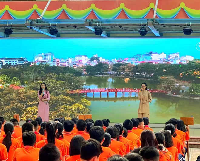 Học sinh THCS Nguyễn Trãi được chiêm ngưỡng những di tích lịch sử của Thủ đô như: Cầu Long Biên, Văn Miếu - Quốc Tử Giám, Hoàng thành Thăng Long… qua màn hình LED Học sinh THCS Nguyễn Trãi được chiêm ngưỡng những di tích lịch sử của Thủ đô như: Cầu Long Biên, Văn Miếu - Quốc Tử Giám, Hoàng thành Thăng Long… qua màn hình LED