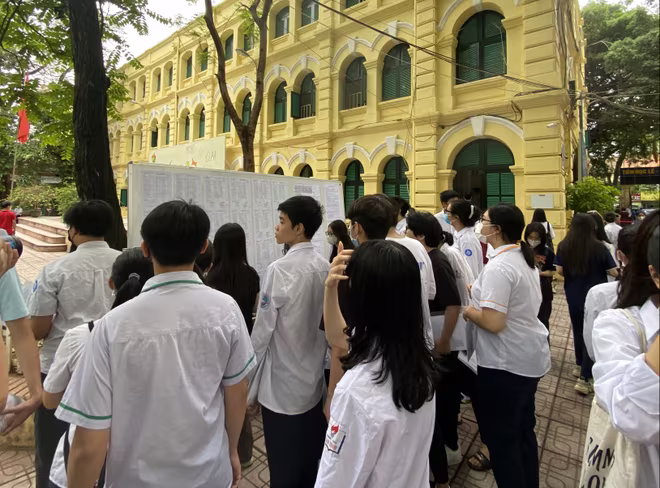 Hơn 100.000 thí sinh sẽ biết kết quả thi vào lớp 10 trong tối nay Hơn 100.000 thí sinh sẽ biết kết quả thi vào lớp 10 trong tối nay