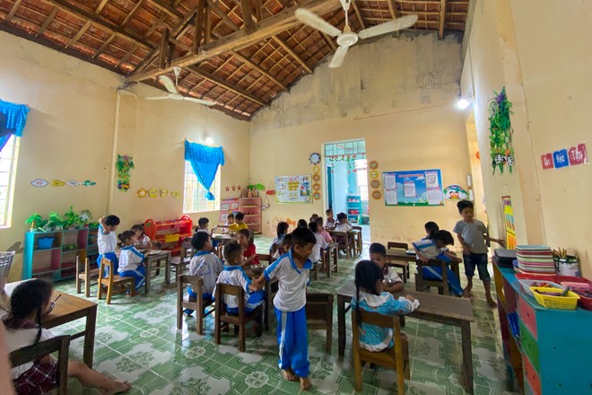 Tình trạng thiếu phòng học vẫn còn tồn tại, nhất là tại các địa phương có dân số tăng nhanh, vùng sâu, vùng xa, vùng đồng bào dân tộc thiểu số