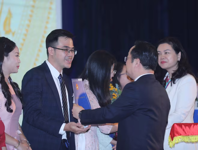 400 tân giáo viên trúng tuyển kỳ tuyển dụng viên chức ngành giáo dục Thủ đô năm 2023 được Giám đốc Sở GD-ĐT Hà Nội trao quyết định ngày 4-12 400 tân giáo viên trúng tuyển kỳ tuyển dụng viên chức ngành giáo dục Thủ đô năm 2023 được Giám đốc Sở GD-ĐT Hà Nội trao quyết định ngày 4-12