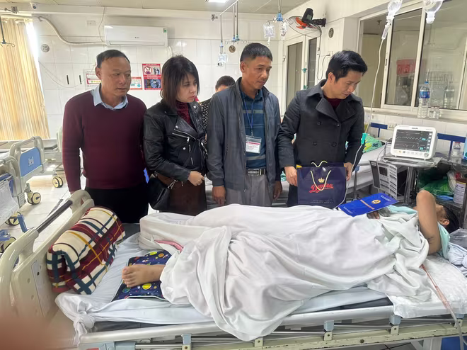 Công đoàn ngành Giáo dục Thủ đô thăm hỏi nữ sinh Nghệ An bị thương nặng trong vụ sập trần phòng học Công đoàn ngành Giáo dục Thủ đô thăm hỏi nữ sinh Nghệ An bị thương nặng trong vụ sập trần phòng học