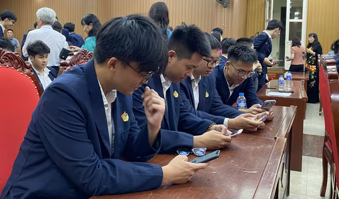 Học sinh Hà Nội thực hành tải ứng dụng ôn thi tốt nghiệp THPT 2024