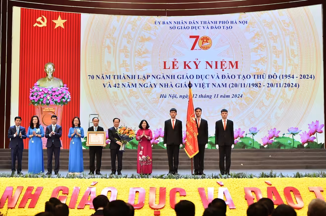 Bí thư Thành ủy Bùi Thị Minh Hoài trao Huân chương Lao động hạng Nhất tặng Sở Giáo dục - Đào tạo Hà Nội. Bí thư Thành ủy Bùi Thị Minh Hoài trao Huân chương Lao động hạng Nhất tặng Sở Giáo dục - Đào tạo Hà Nội.