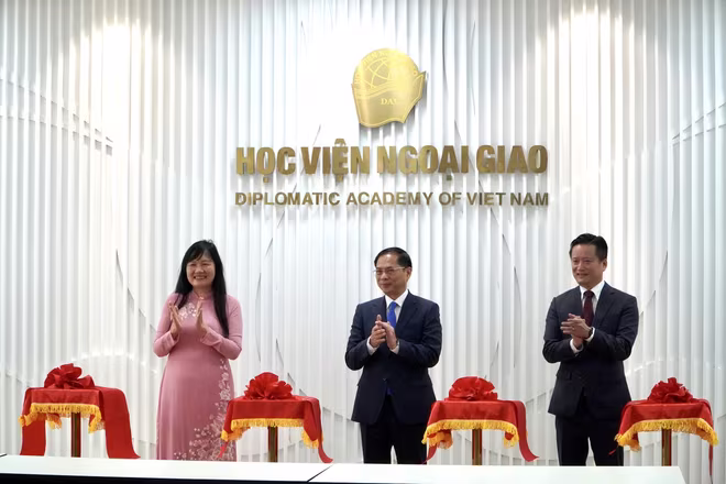 Phó Thủ tướng Bùi Thanh Sơn cùng lãnh đạo nhà trường khai trương phòng truyền thống Học viện Ngoại giao