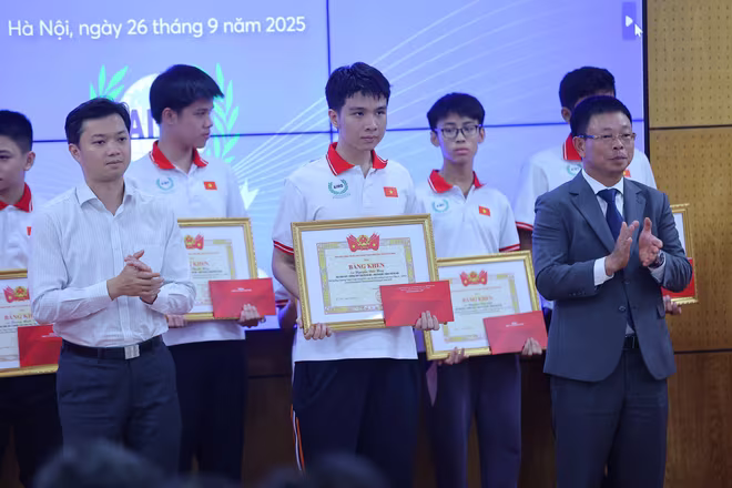 Các thí sinh đạt giải AIMO 2025 được tặng bằng khen của Trung ương Đoàn tại lễ phát động cuộc thi năm 2026