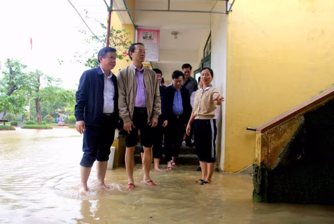 Huế đã trích nguồn ngân sách khoảng 50-60 tỷ đồng nhằm khắc phục thiệt hại trường lớp, cơ sở vật chất, giúp các trường học sớm trở lại hoạt động. Huế đã trích nguồn ngân sách khoảng 50-60 tỷ đồng nhằm khắc phục thiệt hại trường lớp, cơ sở vật chất, giúp các trường học sớm trở lại hoạt động.