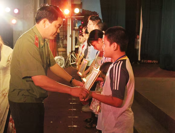 Vui tết Trung thu, biểu dương khen thưởng con em CBCS CATP Hà Nội ảnh 2