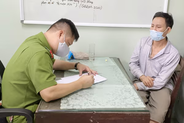 Ghi lời khai đối tượng Đặng Văn Hải để bàn giao cho cơ quan công an Ghi lời khai đối tượng Đặng Văn Hải để bàn giao cho cơ quan công an