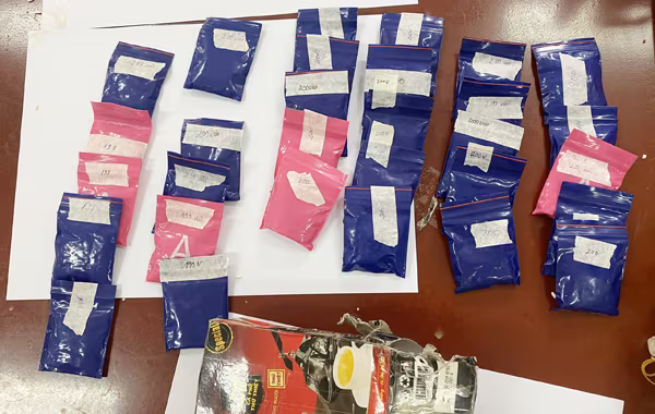 30 gói nilon nhỏ chứa ma túy tổng hợp được cất giấu trong hộp cà phê rồi mới cho vào bao gạo 30 gói nilon nhỏ chứa ma túy tổng hợp được cất giấu trong hộp cà phê rồi mới cho vào bao gạo