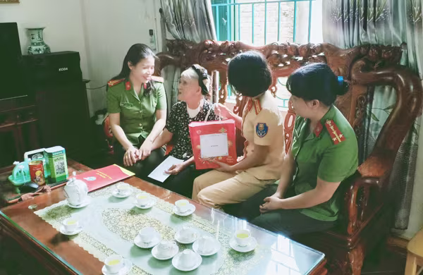 Đây là một hoạt động tri ân đầy ý nghĩa của các cấp Hội phụ nữ trong CATP Đây là một hoạt động tri ân đầy ý nghĩa của các cấp Hội phụ nữ trong CATP