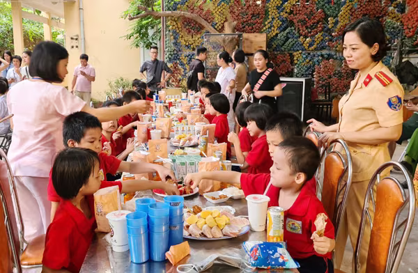 &quot;Bữa tiệc trông trăng&quot; do chính các cô công an và nhà tài trợ chuẩn bị cho các con