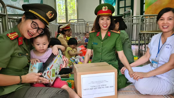 Những món quà nặng nghĩa tình của các cô Công an tặng trẻ em thiệt thòi