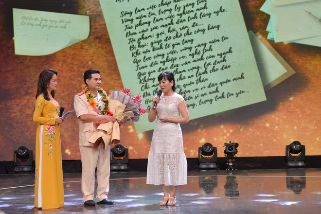 Hình ảnh Đại tá Lê Đức Hùng và người được anh giải cứu trong vụ khống chế con tin cướp tài sản và bài thơ xúc động được nạn nhân viết Hình ảnh Đại tá Lê Đức Hùng và người được anh giải cứu trong vụ khống chế con tin cướp tài sản và bài thơ xúc động được nạn nhân viết