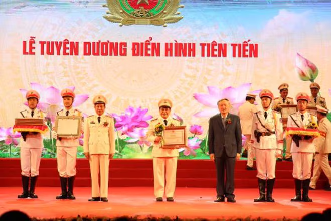 Đại tá Lê Đức Hùng là 1 trong 75 cá nhân được tuyên dương điển hình tiên tiến Bộ Công an nhân kỷ niệm 75 năm ngày truyền thống lực lượng Công an nhân dân Đại tá Lê Đức Hùng là 1 trong 75 cá nhân được tuyên dương điển hình tiên tiến Bộ Công an nhân kỷ niệm 75 năm ngày truyền thống lực lượng Công an nhân dân