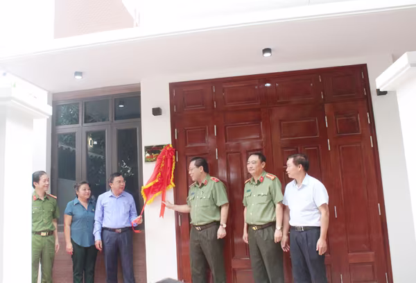 Gắn biển nhà tình nghĩa tặng thân nhân gia đình liệt sỹ