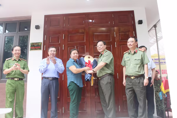 Thiếu tướng Nguyễn Hải Trung trao chìa khóa nhà tình nghĩa cho bà Đặng Thị Phương