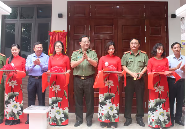 Thiếu tướng Nguyễn Hải Trung và ông Nguyễn Hữu Hoàng, Chủ tịch UBND huyện Đan Phượng cùng đại diện phòng nghiệp vụ CATP, UBND xã Trung Châu cắt băng khánh thành nhà tình nghĩa