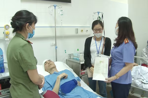 Đoàn công tác thăm hỏi tặng quà Đại úy Trần Tuấn Anh, cán bộ đội Cảnh sát Thi hành án hình sự và HTTP Công an quận Hoàng Mai Đoàn công tác thăm hỏi tặng quà Đại úy Trần Tuấn Anh, cán bộ đội Cảnh sát Thi hành án hình sự và HTTP Công an quận Hoàng Mai