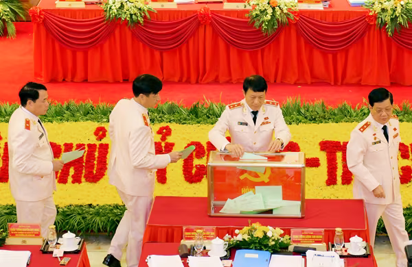 Chiều 12-10, các đại biểu bỏ phiếu bầu đoàn đại biểu dự Đại hội đại biểu toàn quốc lần thứ XIII của Đảng Chiều 12-10, các đại biểu bỏ phiếu bầu đoàn đại biểu dự Đại hội đại biểu toàn quốc lần thứ XIII của Đảng