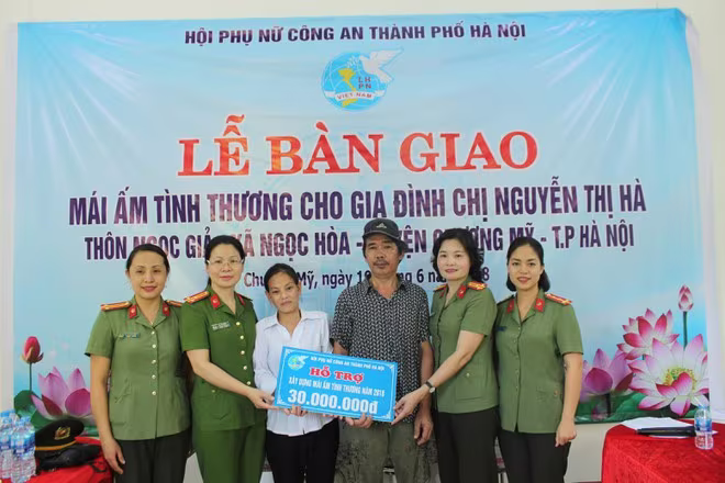 Hội phụ nữ CATP có nhiều hoạt động thiết thực, tương thân tương ái giúp đỡ gia đình có hoàn cảnh khó khăn Hội phụ nữ CATP có nhiều hoạt động thiết thực, tương thân tương ái giúp đỡ gia đình có hoàn cảnh khó khăn