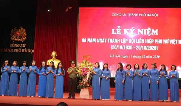 Thiếu tướng Đoàn Ngọc Hùng thay mặt Đảng ủy, Ban Giám đốc CATP tặng hoa chúc mừng Ban chấp hành Hội phụ nữ CATP Hà Nội