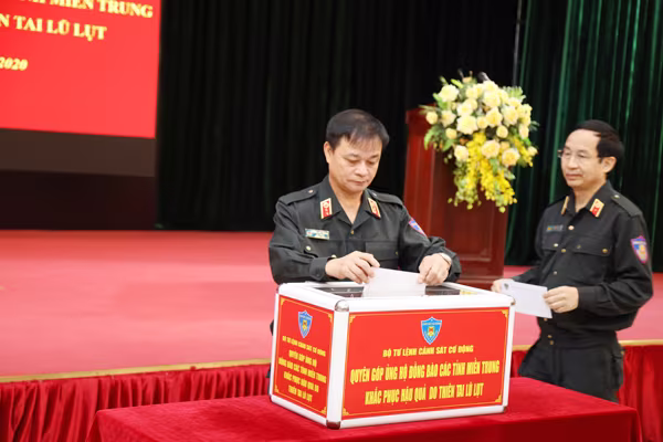 Trung tướng Phạm Quốc Cương và lãnh đạo Bộ Tư lệnh CSCĐ quyên góp ủng hộ đồng bào miền Trung Trung tướng Phạm Quốc Cương và lãnh đạo Bộ Tư lệnh CSCĐ quyên góp ủng hộ đồng bào miền Trung