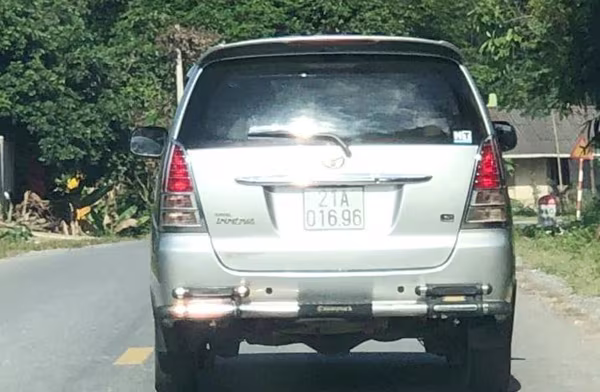 Chiếc xe Inova do Công điều khiển đâm bà Q lúc sáng sớm khiến bà tử vong Chiếc xe Inova do Công điều khiển đâm bà Q lúc sáng sớm khiến bà tử vong