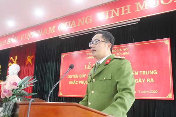 Đại tá Nguyễn Thành Long, Trưởng CAQ Nam Từ Liêm kêu gọi CBCS ủng hộ đồng bào miền Trung Đại tá Nguyễn Thành Long, Trưởng CAQ Nam Từ Liêm kêu gọi CBCS ủng hộ đồng bào miền Trung