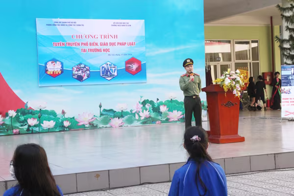Tuyên truyền phổ biến giáo dục pháp luật trong trường học đã trở thành hoạt động thường niên của CATP Hà Nội Tuyên truyền phổ biến giáo dục pháp luật trong trường học đã trở thành hoạt động thường niên của CATP Hà Nội