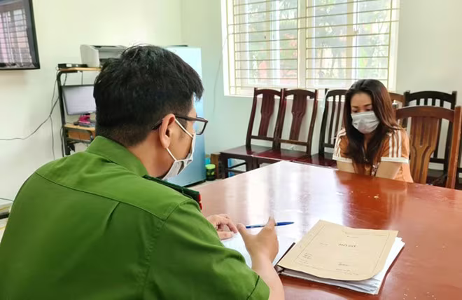 Cơ quan CSĐT - CAQ Nam Từ Liêm ghi lời khai đối tượng lừa đảo chiếm đoạt qua &apos;mạng&apos;