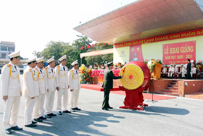 Thượng tướng Nguyễn Văn Thành đánh trống khai giảng năm học mới