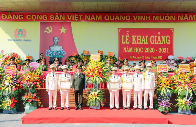 Thượng tướng Nguyễn Văn Thành tặng hoa và Bằng khen của Bộ Công an cho các cá nhân có thành tích của nhà trường