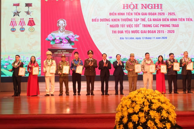 Đại diện Cục Xây dựng phong trào bảo vệ An ninh Tổ quốc, Thành ủy Hà Nội và quận Bắc Từ Liêm trao danh hiệu điển hình tiên tiến trong phong trào phòng chống tội phạm quận Bắc Từ Liêm cho 10 cá nhân Đại diện Cục Xây dựng phong trào bảo vệ An ninh Tổ quốc, Thành ủy Hà Nội và quận Bắc Từ Liêm trao danh hiệu điển hình tiên tiến trong phong trào phòng chống tội phạm quận Bắc Từ Liêm cho 10 cá nhân