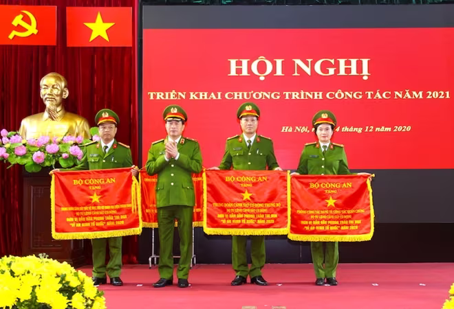 Thứ trưởng Lê Quốc Hùng trao Cờ thi đua xuất sắc của Bộ Công an tặng các tập thể Thứ trưởng Lê Quốc Hùng trao Cờ thi đua xuất sắc của Bộ Công an tặng các tập thể