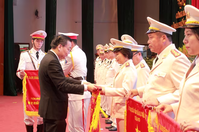 Đồng chí Chu Ngọc Anh, Phó Bí thư Thành ủy, Chủ tịch UBND TP tặng Cờ thi đua của UBND TP cho các tập thể Đồng chí Chu Ngọc Anh, Phó Bí thư Thành ủy, Chủ tịch UBND TP tặng Cờ thi đua của UBND TP cho các tập thể
