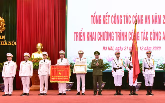 Công an quận Long Biên đón nhận danh hiệu Anh hùng lực lượng vũ trang nhân dân Công an quận Long Biên đón nhận danh hiệu Anh hùng lực lượng vũ trang nhân dân